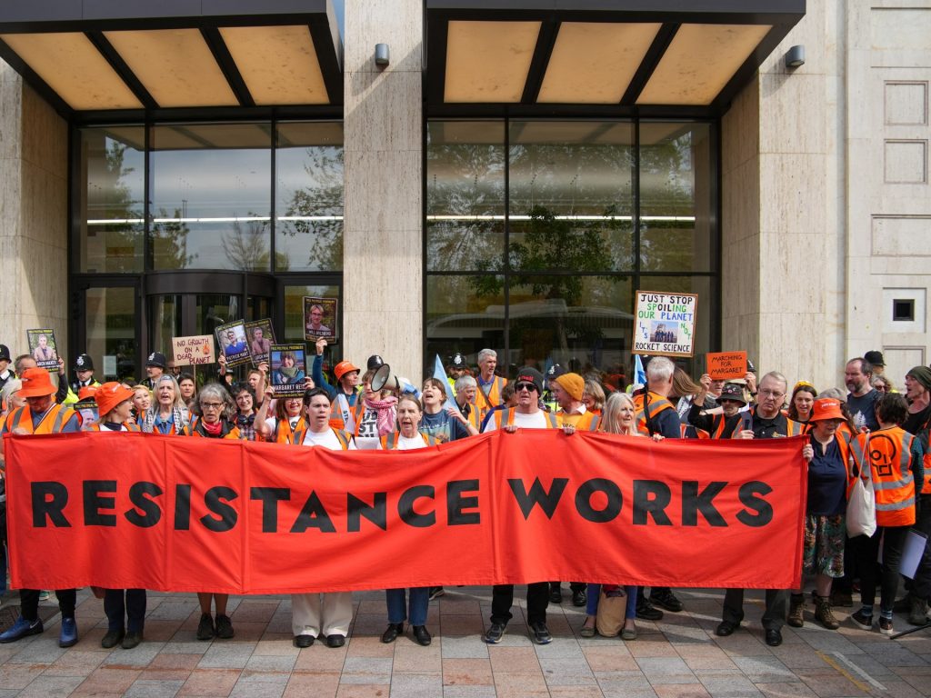 Il gruppo di attivisti del Regno Unito Basta Stop Oil detiene la sua ultima protesta climatica