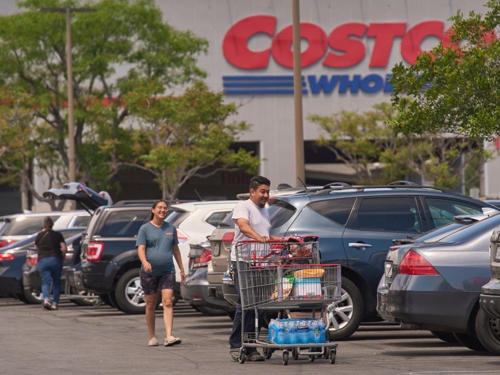 Il sentimento del consumatore statunitense cade man mano che le paure della guerra commerciale crescono