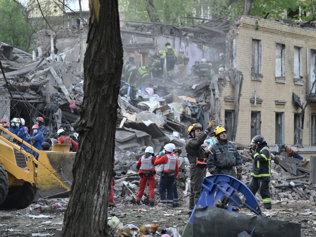 La Russia uccide 8 civili in attacco durante la notte alla capitale ucraina Kiev