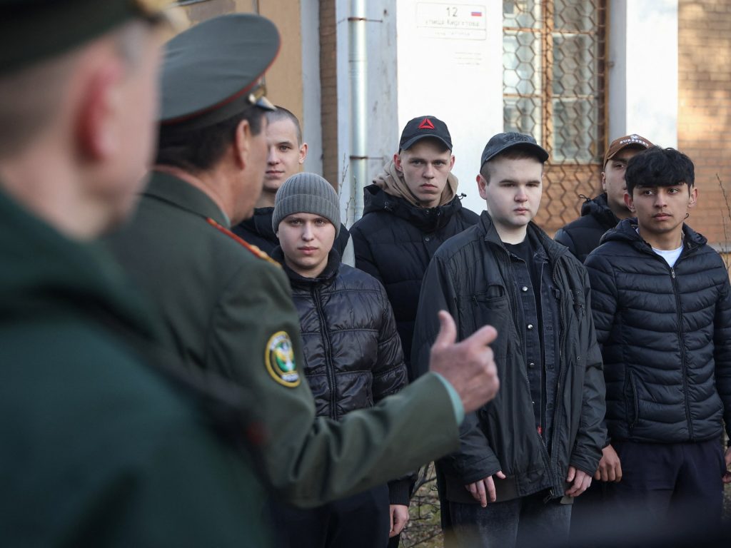La più grande chiamata militare della Russia toglie la paura tra i giovani