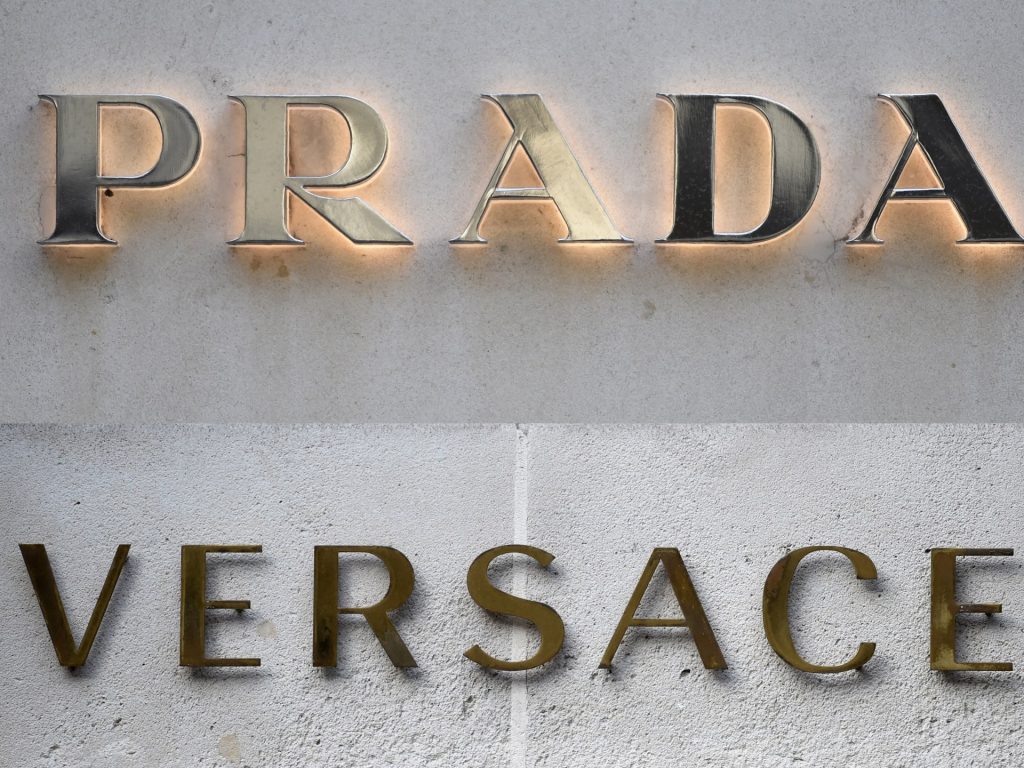 Prada acquisisce Rival Versace per $ 1,4 miliardi nonostante l'incertezza tariffaria