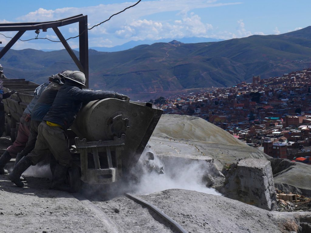 Sei persone morte dopo un presunto attacco di dinamite nello scontro di mining d'oro della Bolivia