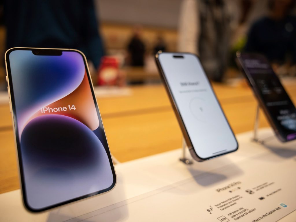 Trump esenta smartphone, computer da tariffe "reciproche"