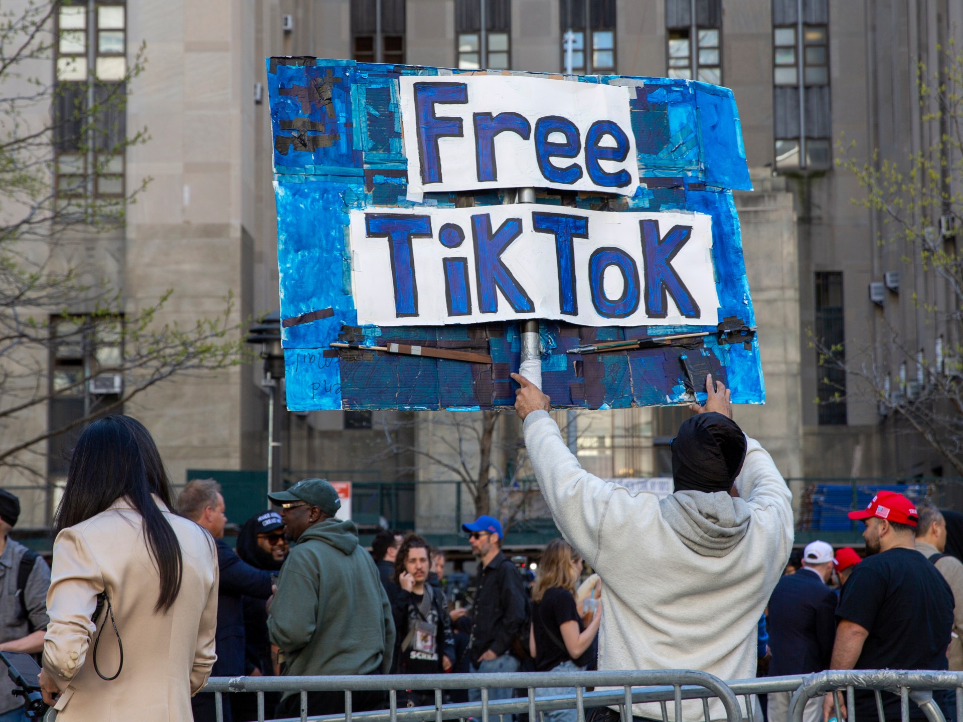 Trump estende di nuovo la scadenza per la vendita di tiktok per evitare il divieto