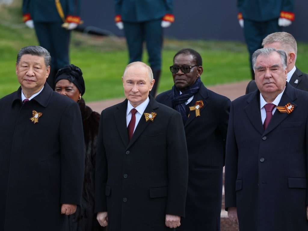 Accuse commerciali di Mosca e Kyiv mentre la Russia tiene lo spettacolo del giorno della vittoria