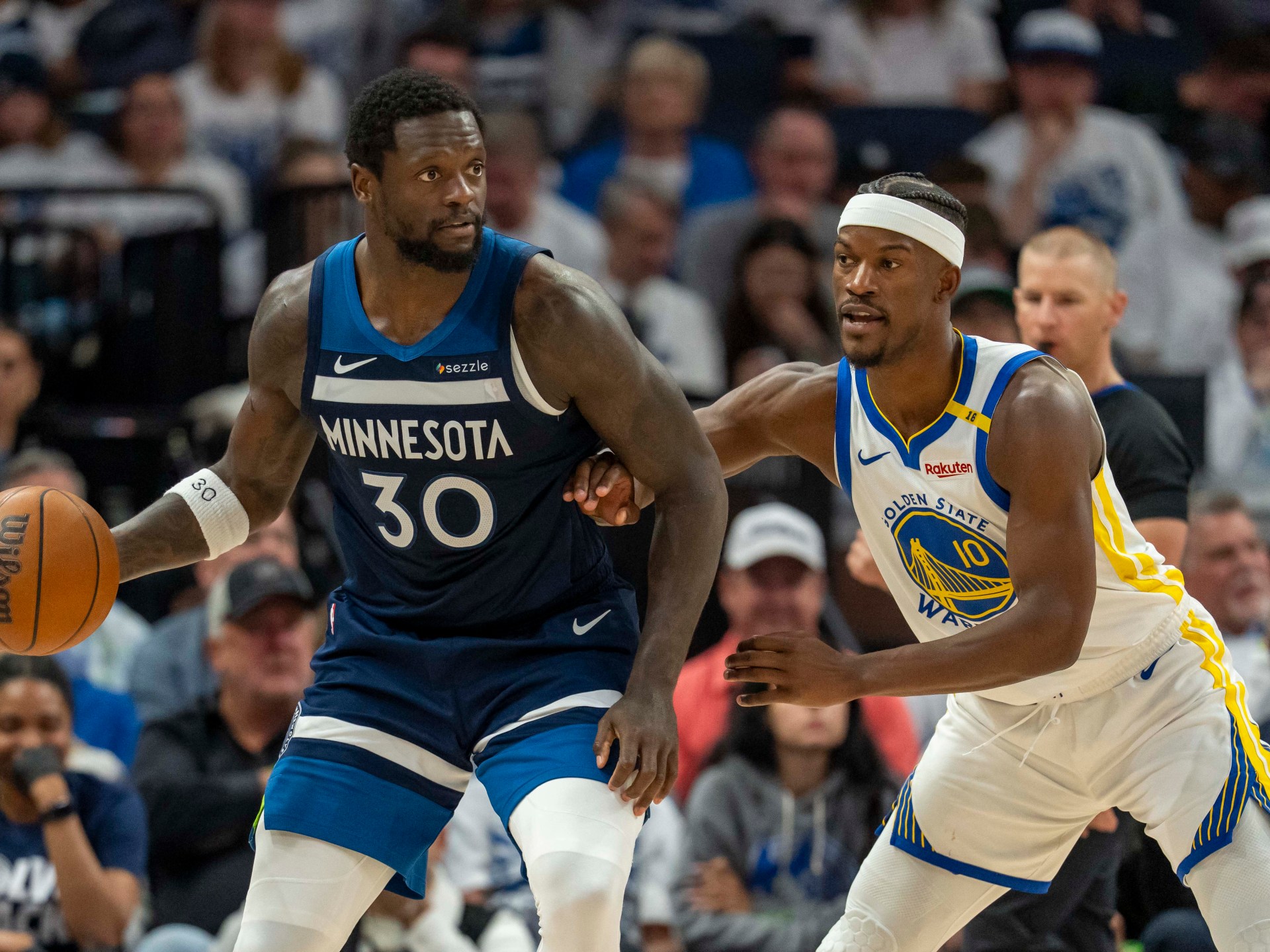 Timberwolves ha battuto i guerrieri senza curry nel gioco 2 a una serie pari