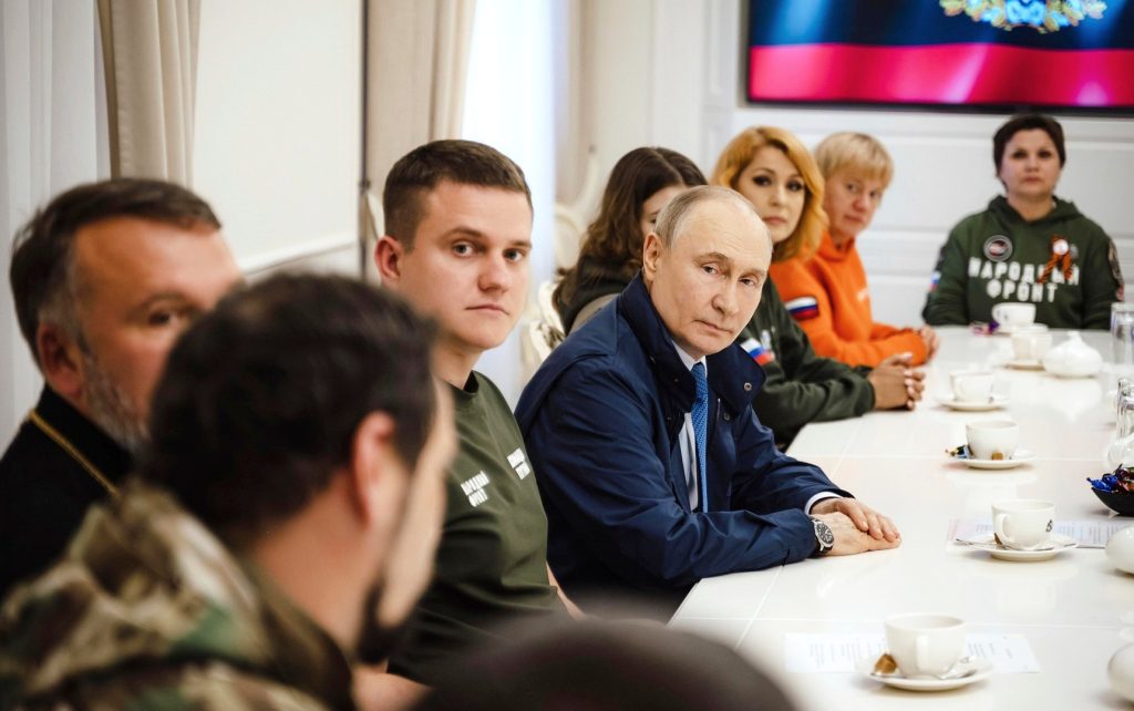 La Russia Putin visita Kursk come Ucraina dice sei uccisi in missile