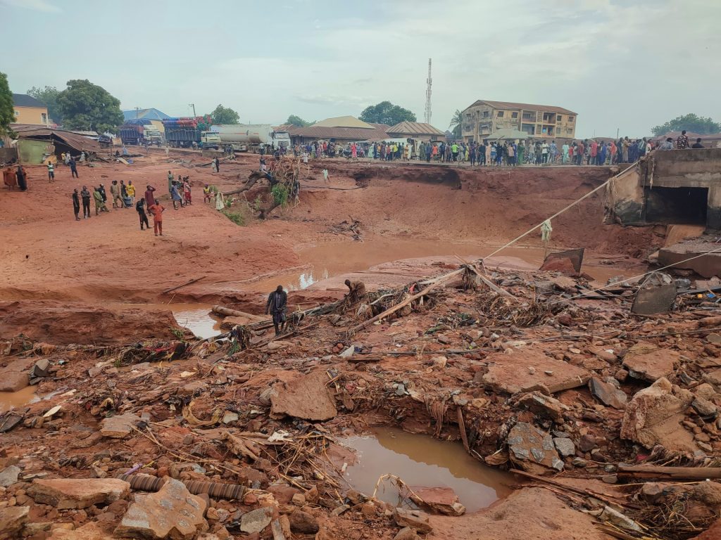 La Nigeria inondava il bilancio delle vittime di 150 mentre migliaia