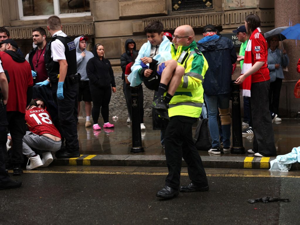 Auto di liverpool che sperona ferite decine, autista arrestato per tentato omicidio