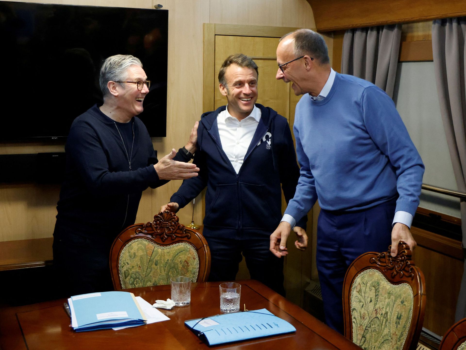 Fact Check: la cocaina sul tavolo era video Macron con Starmer, Merz?