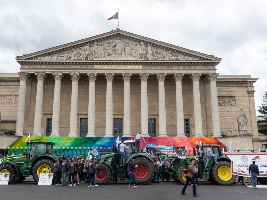 Gli agricoltori francesi protestano a Parigi per la legge allentando i regolamenti ambientali