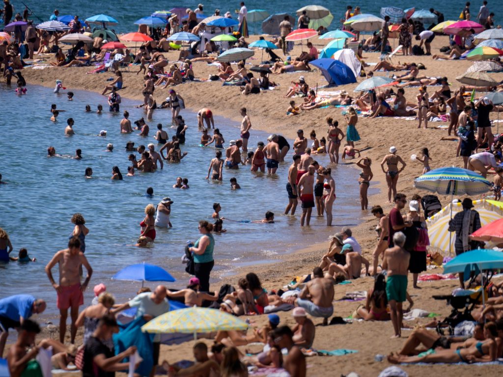 Il cambiamento climatico aggiunge un mese extra di caldo estremo per 4 miliardi di persone: rapporto