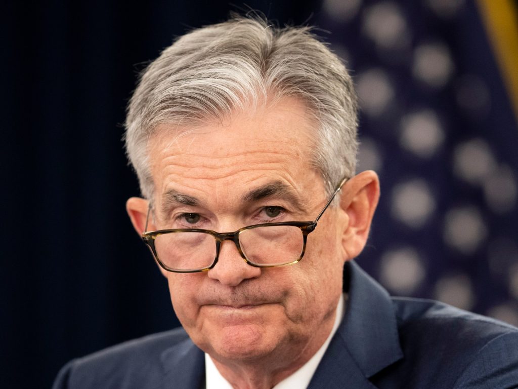 La Federal Reserve degli Stati Uniti detiene i tassi costanti, avverte di maggiore disoccupazione