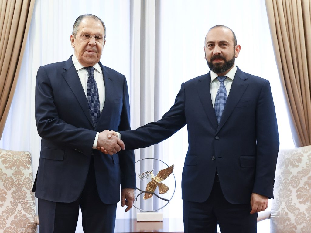 La Russia incolpa la guerra ucraina, in Europa per aver ritardato l'apporto di armi ad alleato Armenia