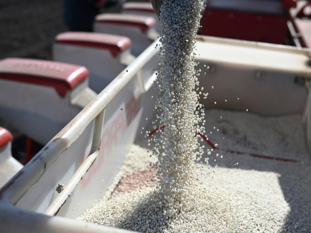 Le tariffe delle spalle dell'UE sulle importazioni di fertilizzanti dalla Russia, dalla Bielorussia