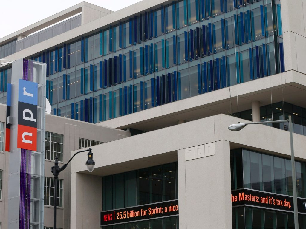 NPR fa causa all'amministrazione Trump per aver tagliato i finanziamenti federali statunitensi