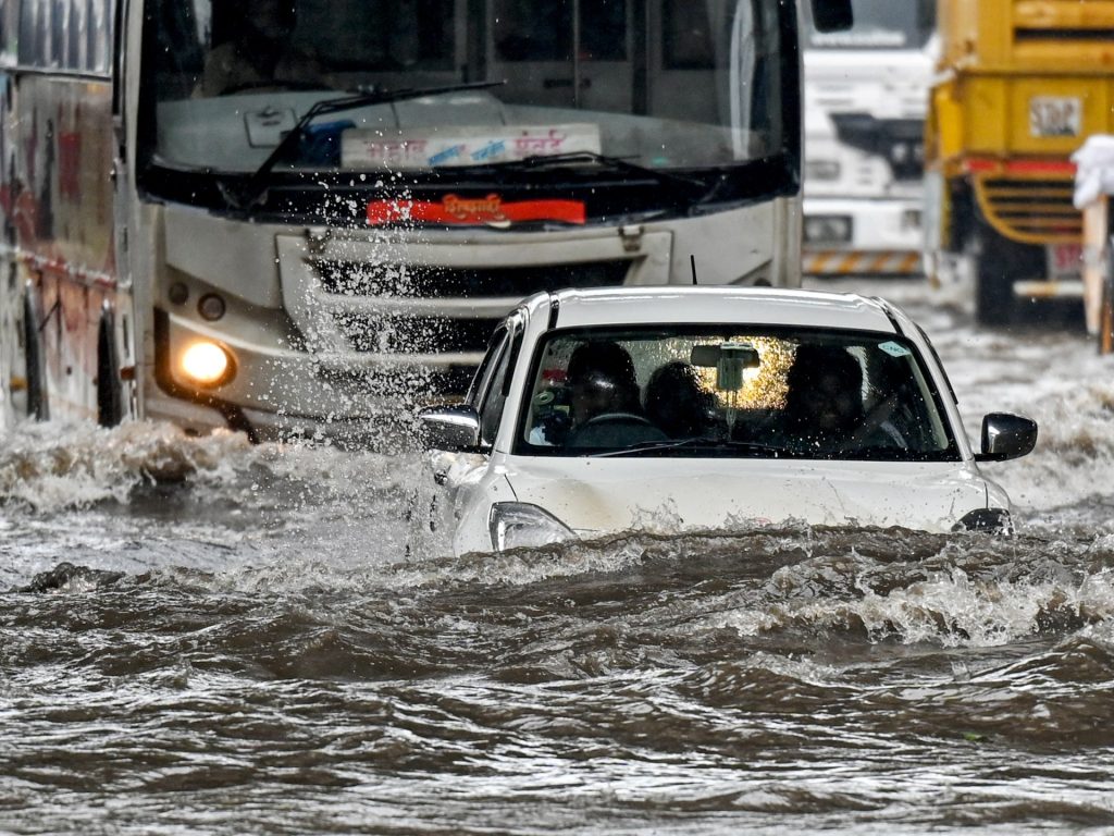 Pesanti piogge ciglia Mumbai nel "primo monsone" dell'India da anni | Notizie meteorologiche