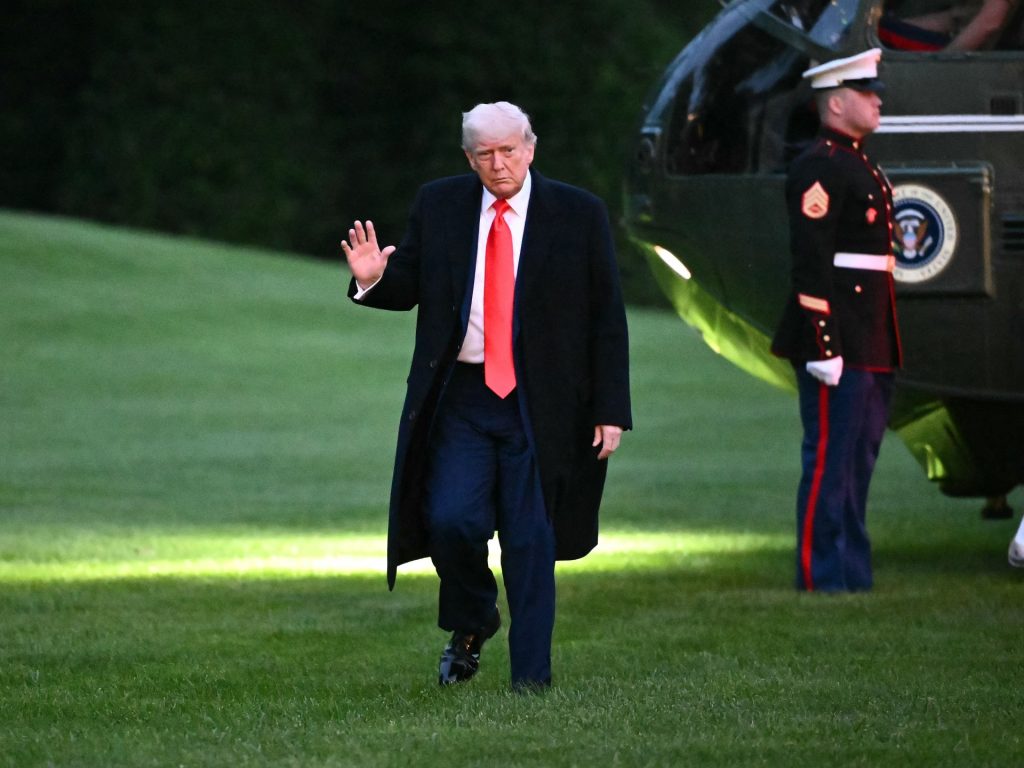 Trump minaccia le tariffe del 50% sull'UE, il 25% su Apple, che si crogiola nella guerra commerciale