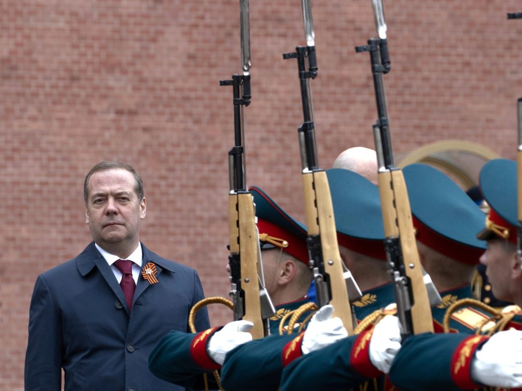 War of Words: Russia's Medvedev rimprovera Trump sul Putin Social Media Post