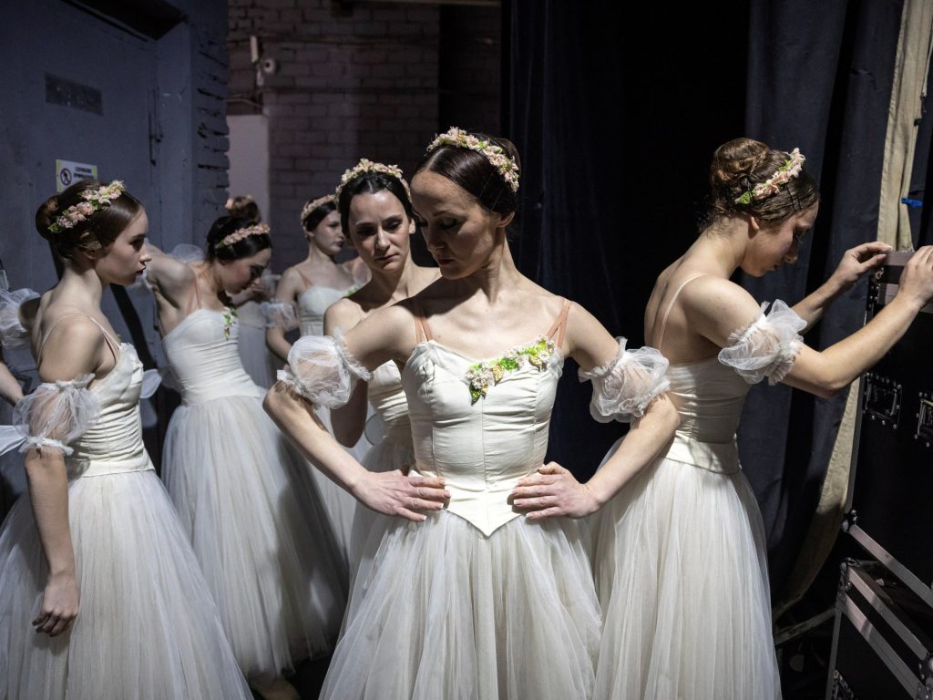 Il balletto aiuta a combattere la fatica della guerra nella città di Kharkiv in prima linea dell'Ucraina | Russia-Ukraine War