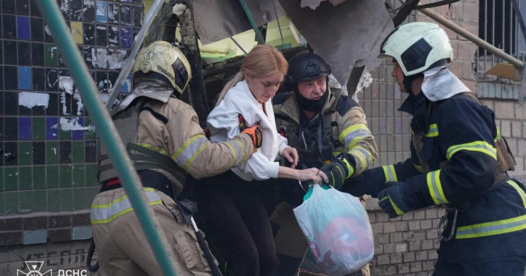 L'assalto aereo russo "massiccio" uccide almeno 10 nella capitale ucraina Kiiv