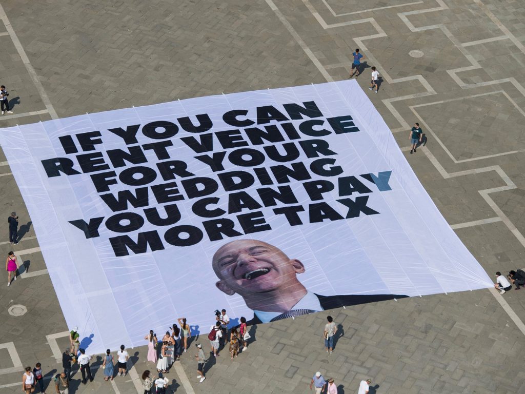 Jeff Bezos arriva a Venezia per il matrimonio tra proteste per la disuguaglianza
