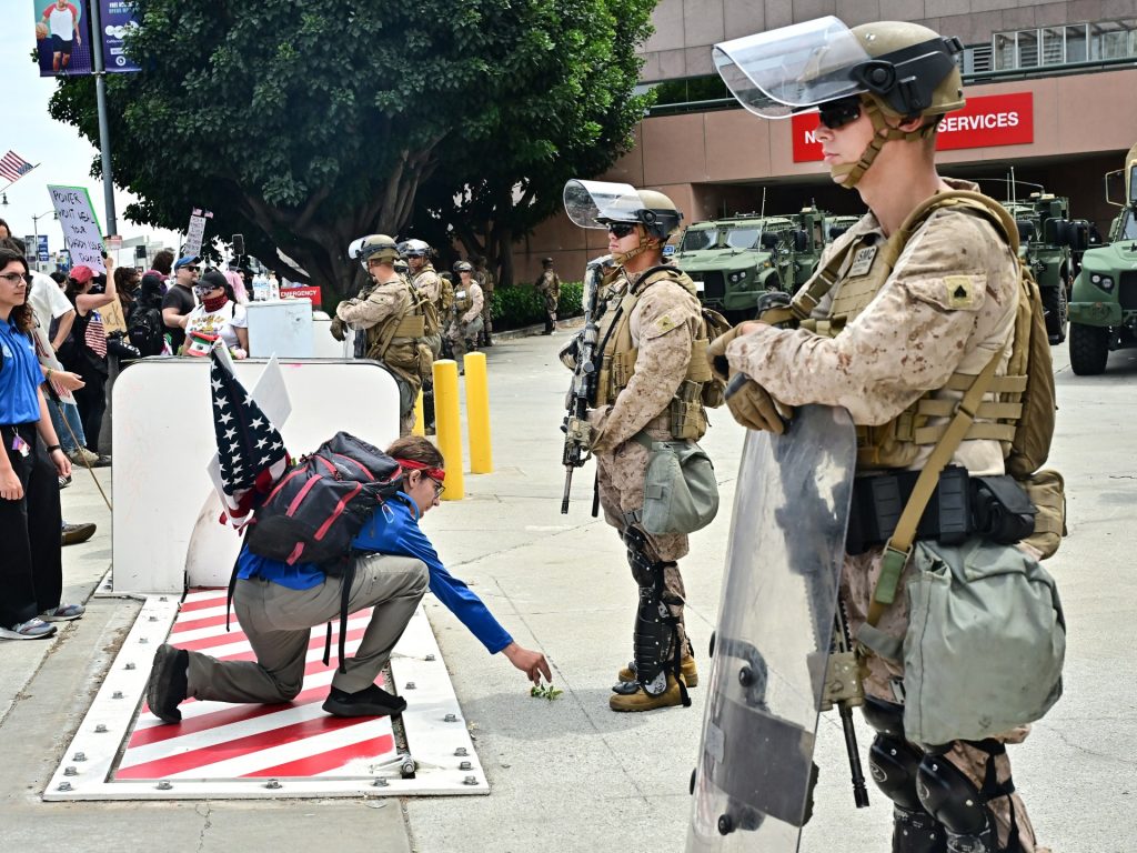 Con i militari di Trump nelle strade di Los Angeles, Tom Cotton ha ottenuto il suo desiderio