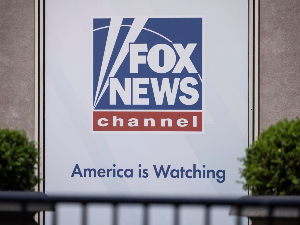 Il governatore della California Newsom fa causa a Fox News per la presunta diffamazione