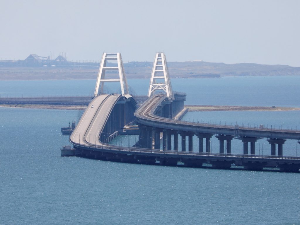 L'Ucraina afferma di aver danneggiato il ponte della Russia per allegare la Crimea