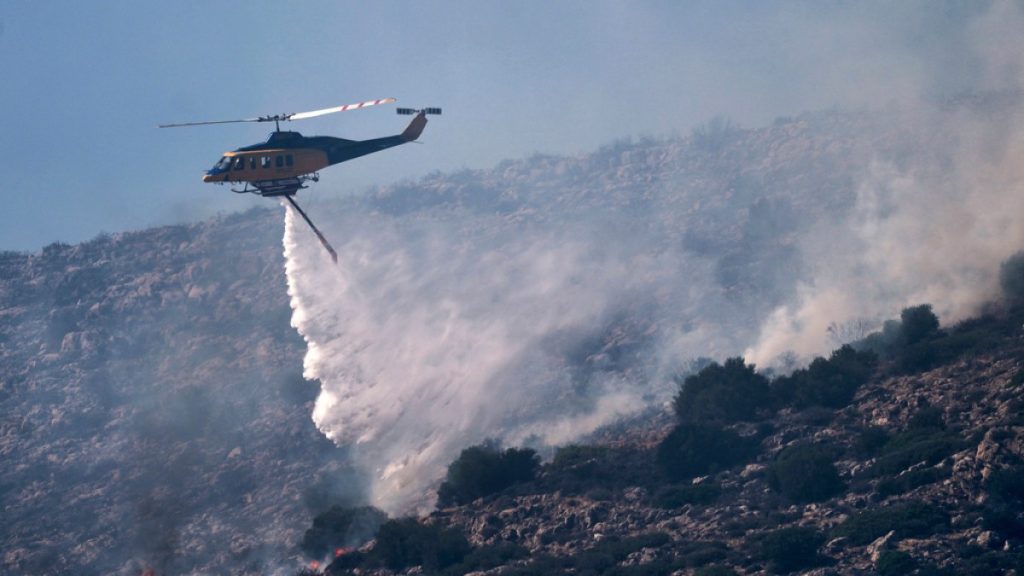 La Grecia combatte l'incendio vicino alla capitale come i primi colpi di ondata di calore dell'estate