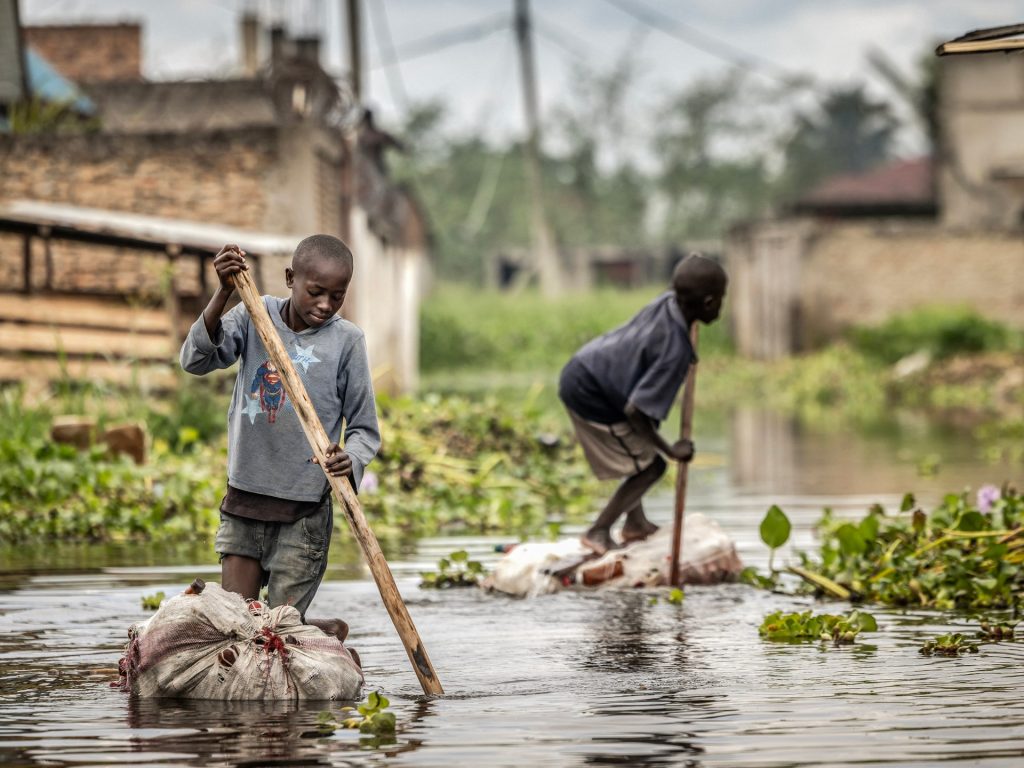 Le persone in Burundi lottano tra le infinite inondazioni del lago Tanganica | Nelle notizie di immagini