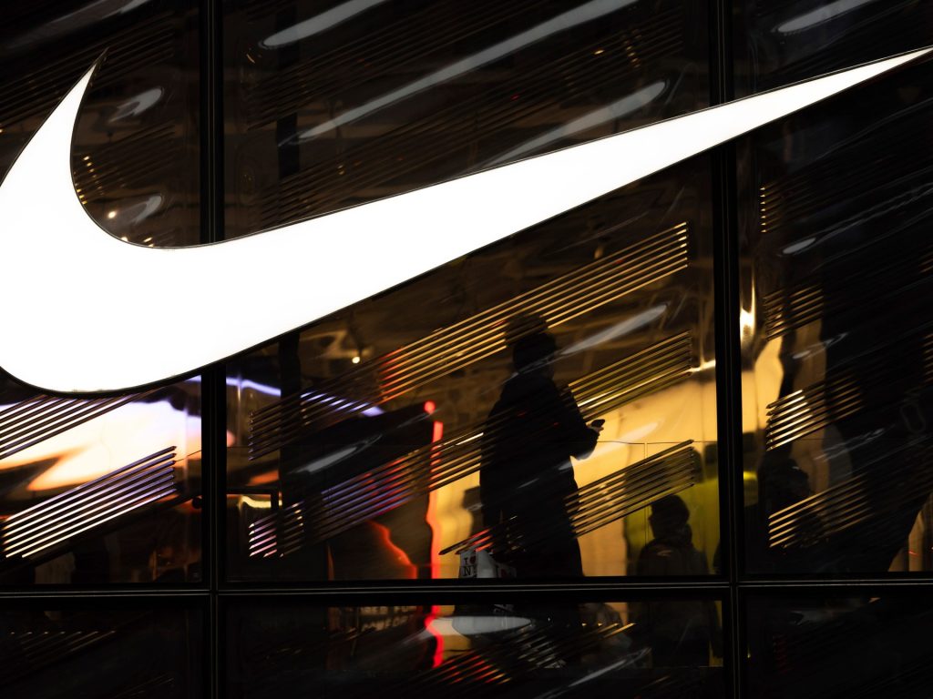 Nike per aumentare i costi mentre le tariffe di Trump sul morso della Cina