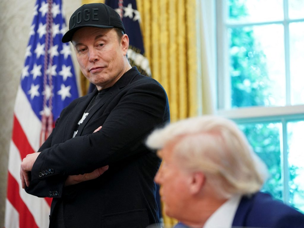 Tesla condivide lo scivolo come il CEO Musk e il presidente Trump hanno una faccia in faccia pubblica