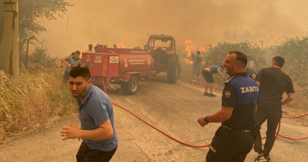Turkiye combatte gli incendi a Izmir per il secondo giorno, 50.000 persone evacuate