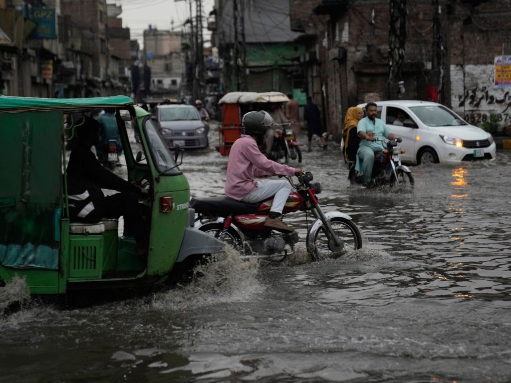 Giorni di forti piogge del Pakistan, le inondazioni uccidono 46, di cui 13 da una famiglia