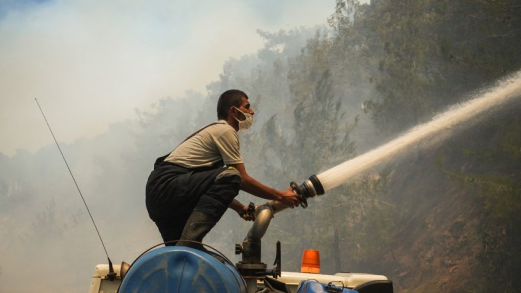Gli incendi scoppiano attraverso il Mediterraneo man mano che l'ondata di calore peggiora