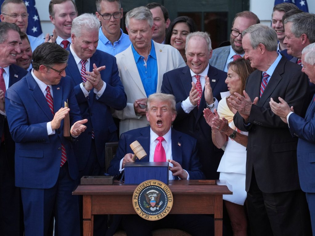 Trump rivendica la vittoria mentre firma il bilancio controverso e la fattura fiscale in legge