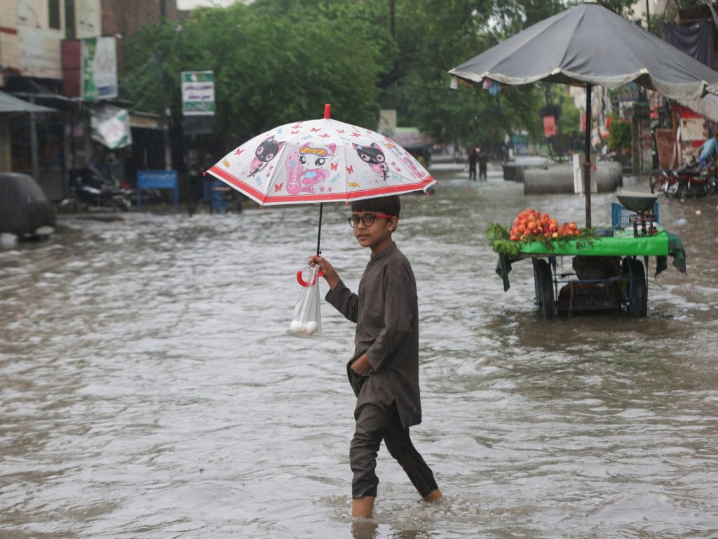 Il monsone pakistano piove il bilancio delle vittime sale a 159 dopo 63 muore in un giorno