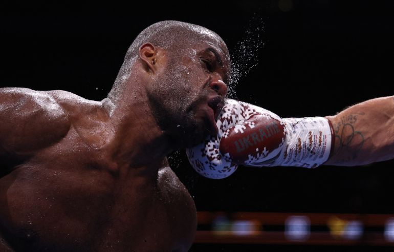 La Gran Bretagna Daniel Dubois prende un pugno dall'Ucraina Oleksandr Usyk