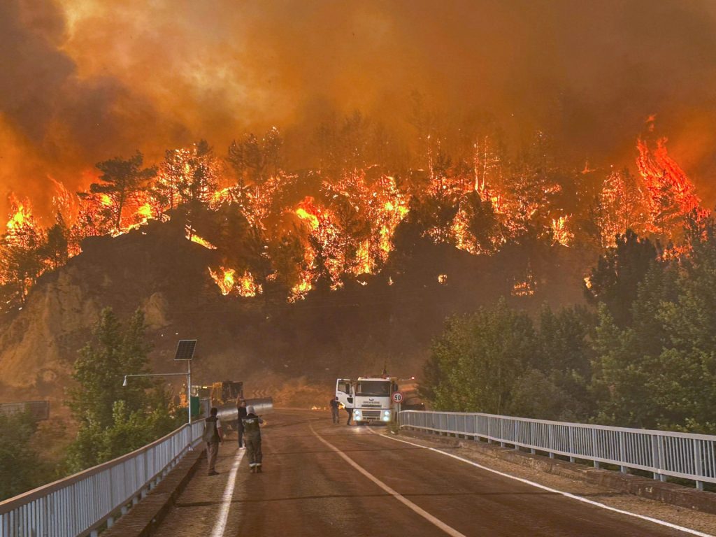 'Apocalypse': gli incendi Turkiye raggiungono la chiave di Northwest City mentre centinaia di persone fuggono