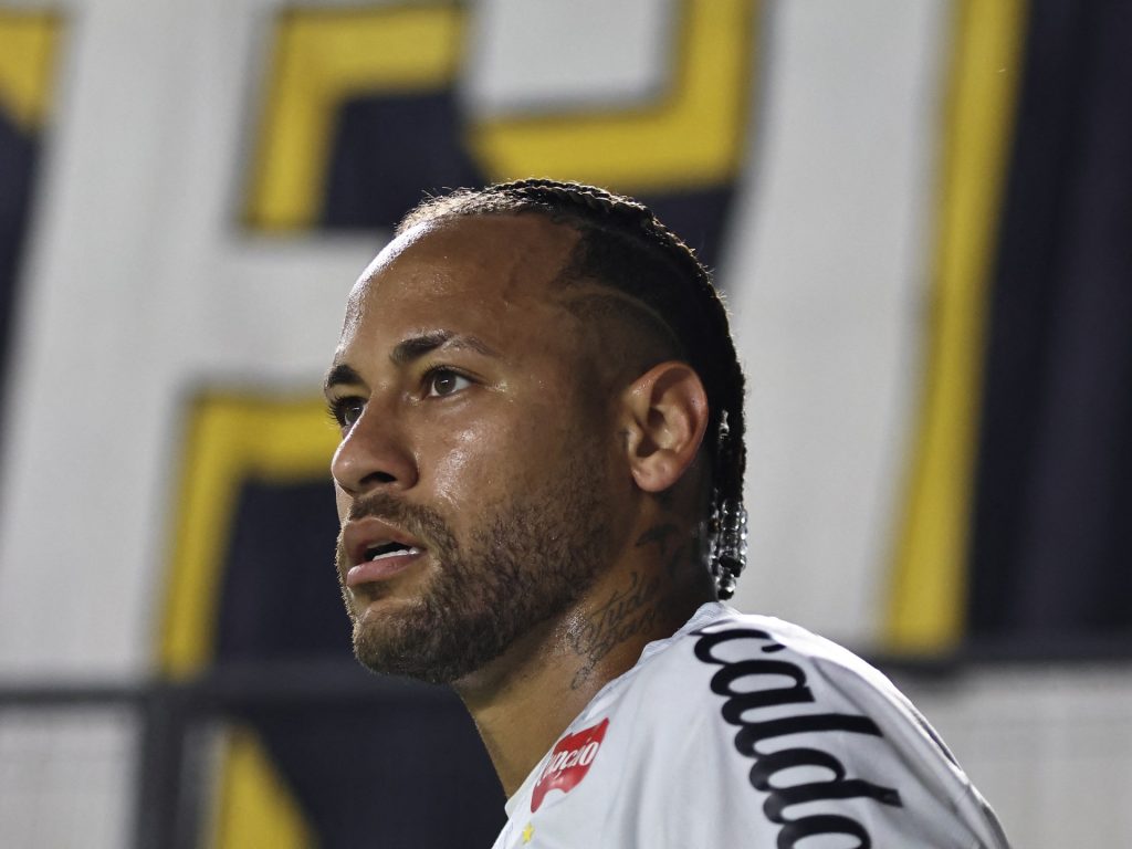 L'ex star-Barcelona Neymar in Santos Fan Row dopo il goal è escluso