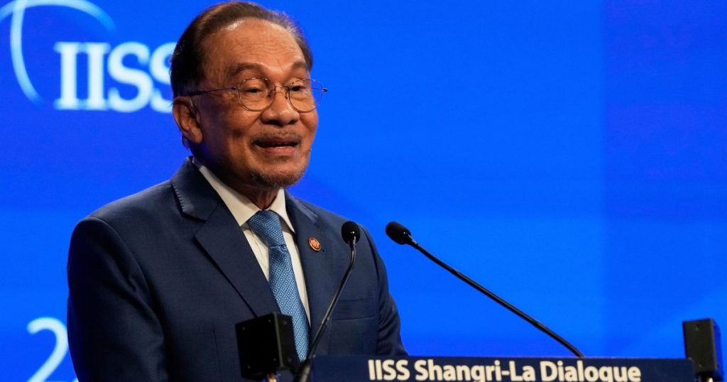 Anwar della Malesia annuncia dispense in contanti nel tentativo di alleviare i costi di vita