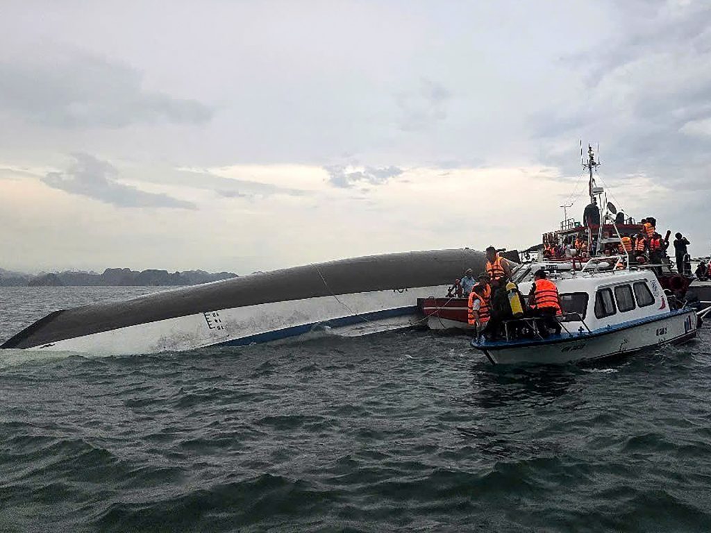 Dozzine di morti dopo la barca turistica si sono ritrovati nella baia di Halong del Vietnam