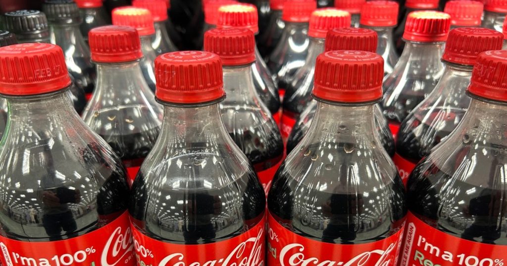 "È solo meglio!" Trump dice di aver convinto la Coca-Cola a usare lo zucchero di canna