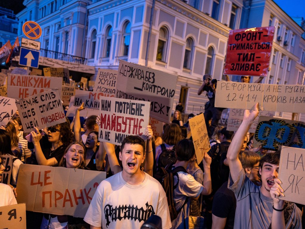 Il parlamento ucraino vota per ripristinare le agenzie anticorruzioni dopo le proteste