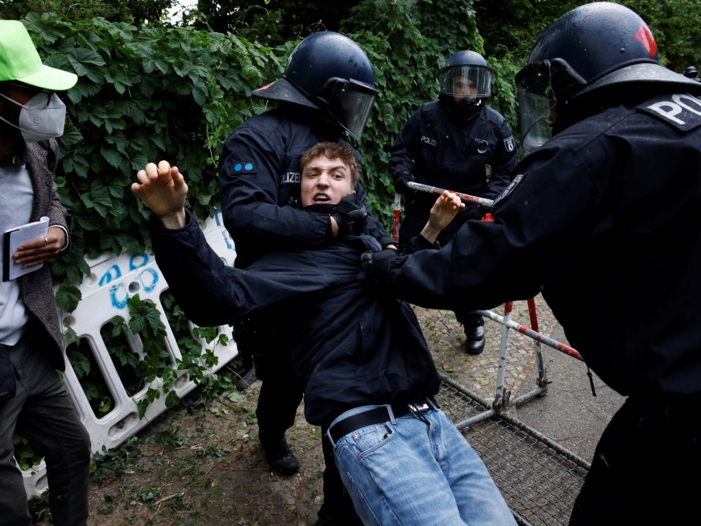 La polizia di Berlino ha mentito e la bugia è ora usata per giustificare la repressione