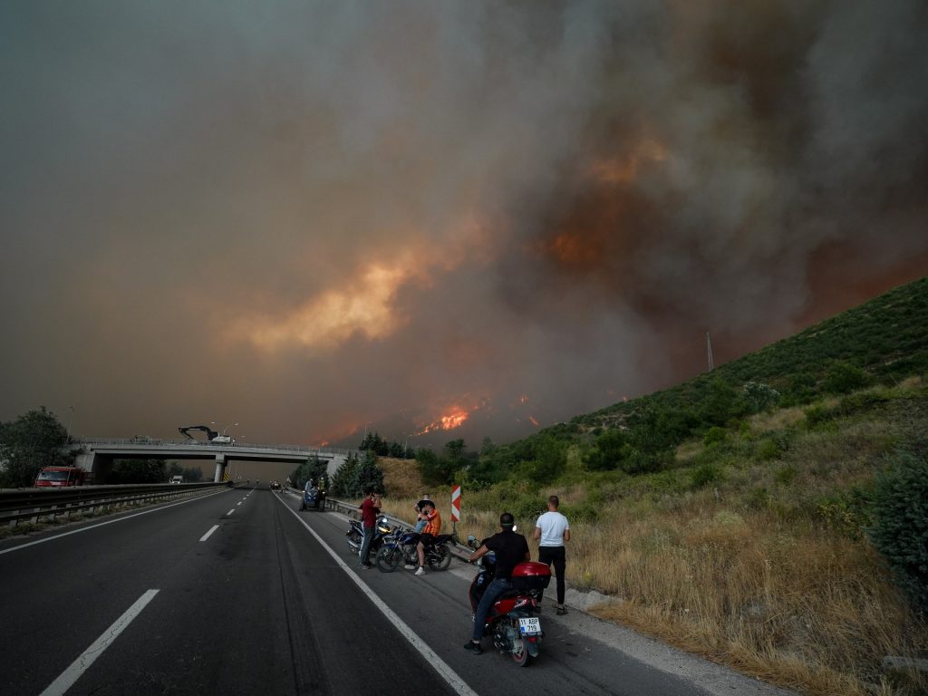 L'incendio uccide 10 vigili del fuoco, i soccorritori a Turkiye tra il caldo estremo