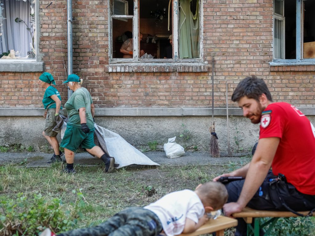 Mentre la Russia colpisce l'Ucraina, gli alleati cauti cambiano marcia per aiutare Kiev