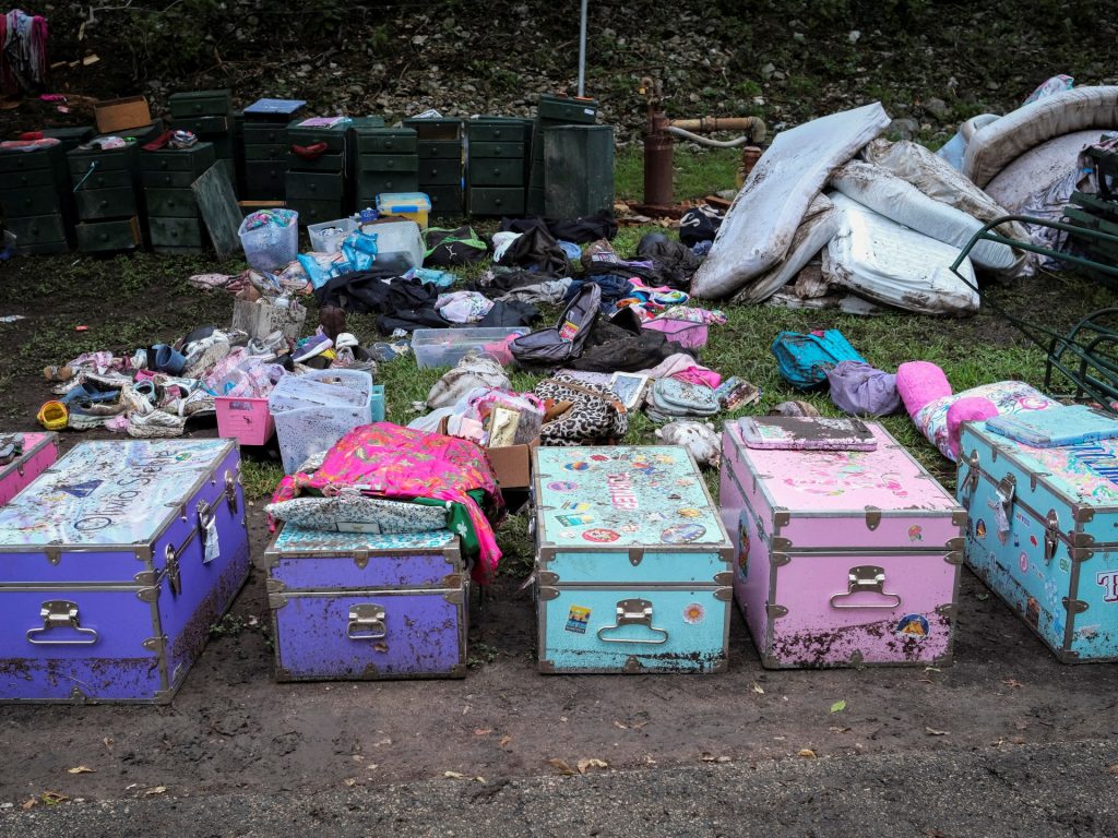 Mentre le tempeste mortali si placano, le inondazioni del Texas mette i riflettori sulla risposta di Gov't