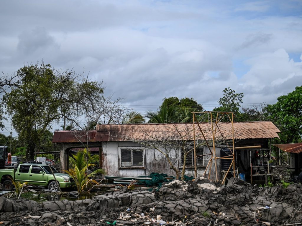 'Ogni giorno vedo la terra scomparire': la battaglia di Suriname per tenere a bada il mare | Notizie sull'ambiente